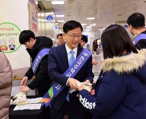 주택금융공사는 23일 설 명절을 맞아 부산역에서 귀성객을 대상으로 주택연금 홍보행사를 진행했다. 사진=주금공