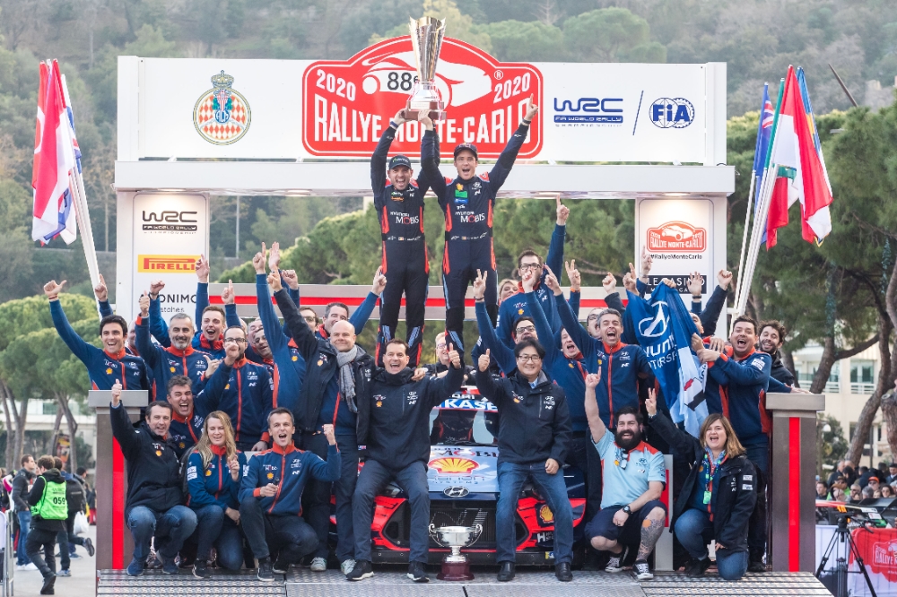 1월 23~26일 개막전으로 치러진 2020 WRC 몬테카를로 랠리에서 우승을 차지한 현대자동차 월드랠리팀 티에리 누빌(Thierry Neuville, 오른쪽)과 보조 드라이버 니콜라스 질술(Nicolas Gilsoul) 선수가 우승 트로피를 들고 세레모니를 하는 모습.