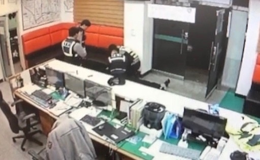 부산중부서 부평파출소 경찰들이 쓰러진 택시기사를 상대로 CPR 실시하고 있다.(사진제공=부산경찰청)
