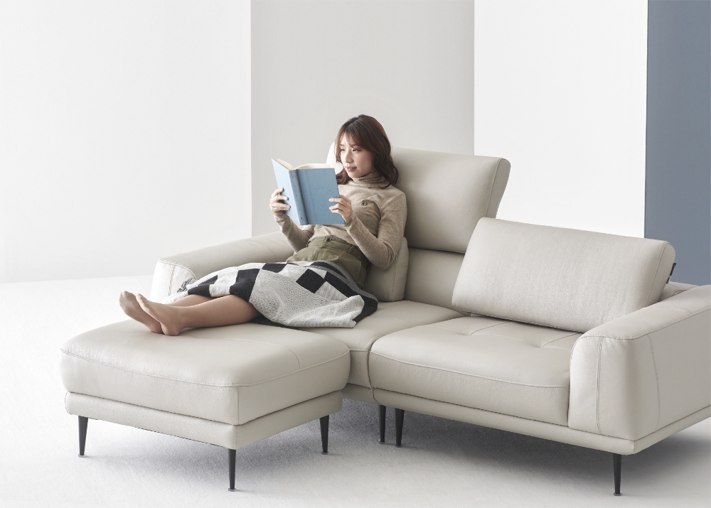 프리미엄 무빙 하드웨어기능이 장착 된 ‘모먼트 소파 스톤화이트'.(사진= 한샘)