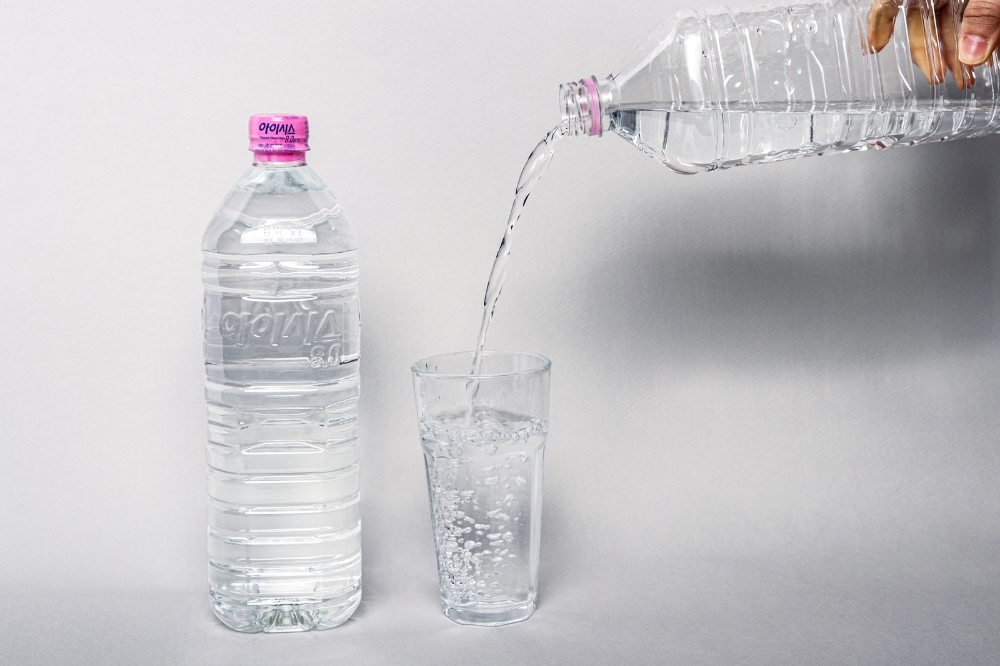 롯데칠성, 국내 최초 무(無)라벨 생수 '아이시스8.0 ECO' 1.5L 출시