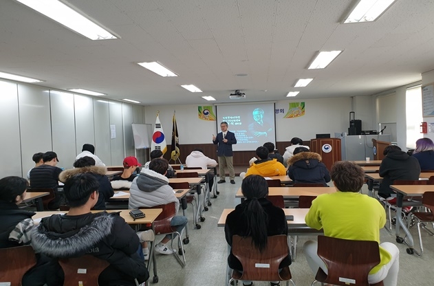 인천대안교육지원센터 서형석 센터장이 복학 및 검정고시 절차를 설명하고 있다.(사진제공=인천서부준법지원센터)