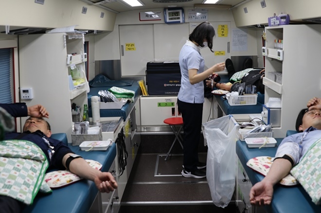 헌혈나눔에 동참하고 있는 안동교도소직원들.(사진제공=안동교도소)