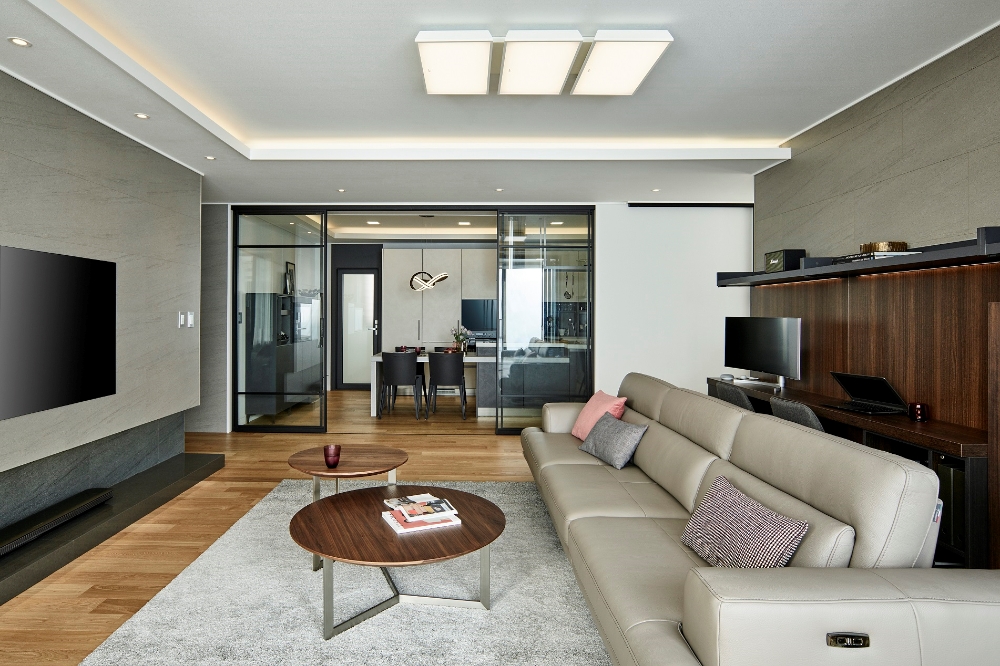 한샘 모던차콜 스타일로 연출한 거실.(사진=한샘)