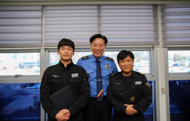 김홍희 남해지방해양경찰청장이 3일 오후 울산 원유부이 사고 현장에 투입된 울산구조대 순경 오준범(왼쪽), 울산서 예방지도계장 6급 이병훈(오른쪽))에게 표창을 수여하고 기념촬영.(사진제공=남해해경청)