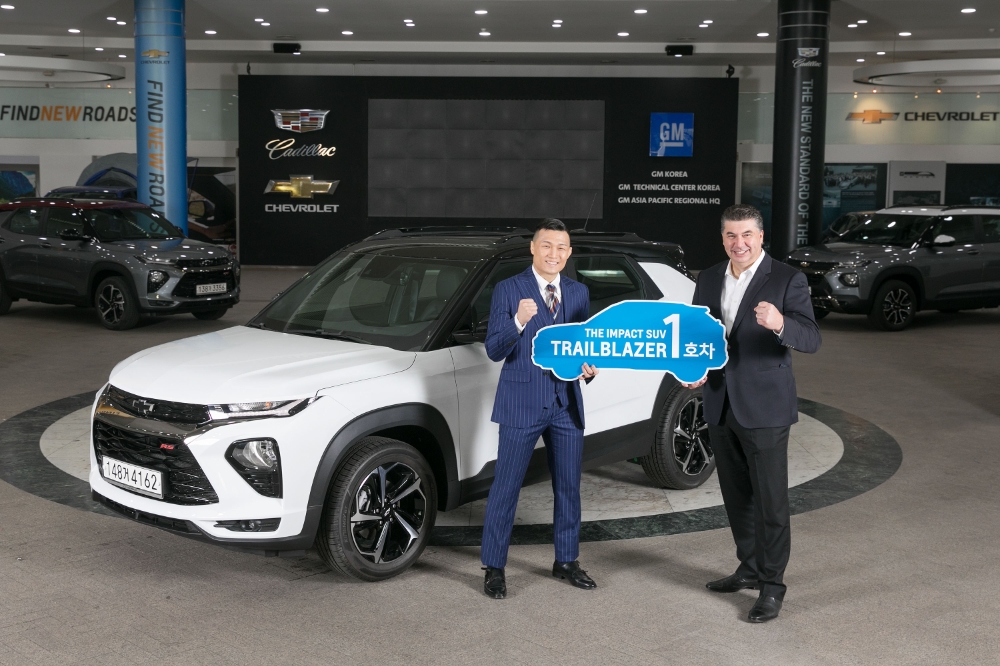 한국지엠 부평공장 홍보관에서 카허 카젬 사장이 정찬성 선수에게 트레일블레이저 1호차를 전달하는 모습.(사진=한국지엠)