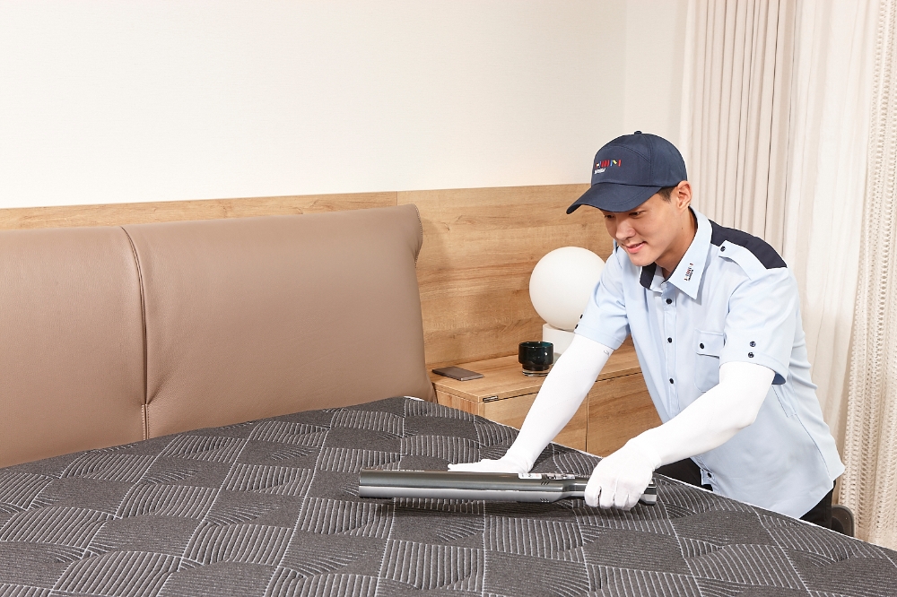 한샘 홈케어전문가가 매트리스 케어를 진행하고 있는 모습.(사진= 한샘)