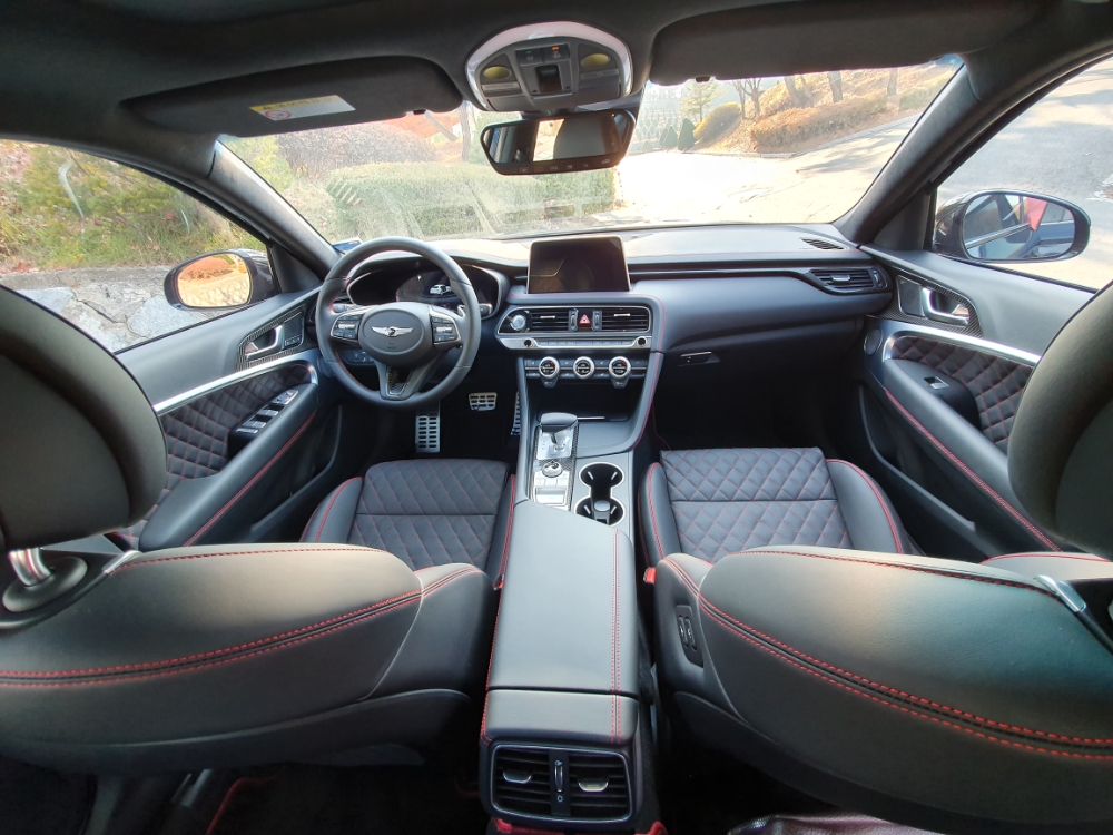 2020년형 제네시스 G70 실내.