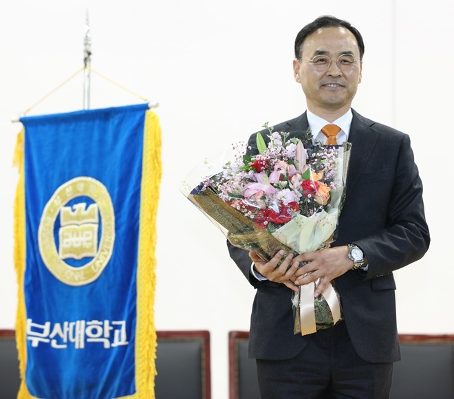 제21대 총장임용후보자 1순위로 당선된 차정인 법전원 교수가 꽃다발을 안고 활짝 웃고 있다.(사진제공=부산대)