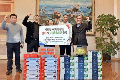 베트남 여자축구단 응원용 딸기 및 샤인머스켓 전달 기념사진. 사진=aT
