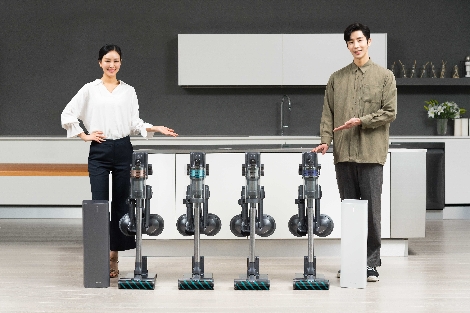 삼성전자 모델이 수원시 매탄동에 위치한 삼성전자 디지털시티 프리미엄하우스에서 2020년형 무선 청소기‘삼성 제트’와 ‘청정스테이션’ 신제품을 소개하고 있다. 사진=삼성전자