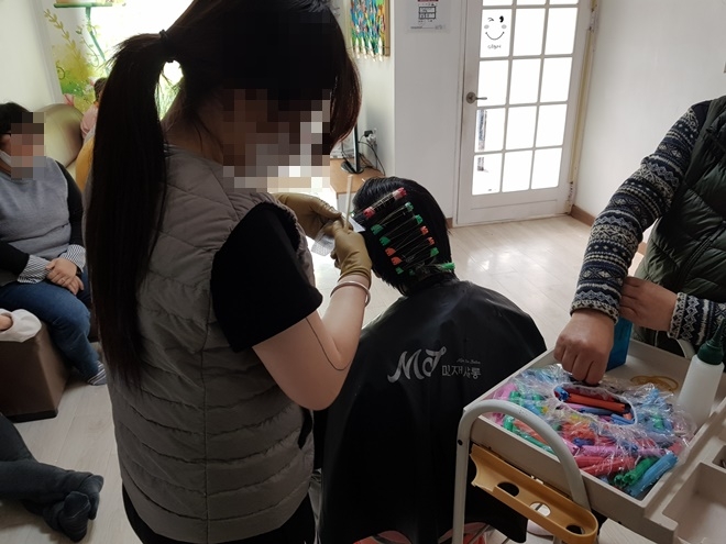 미용사인 사회봉사대상자가 이·미용서비스를 하고 있다.(사진제공=경주준법지원센터)