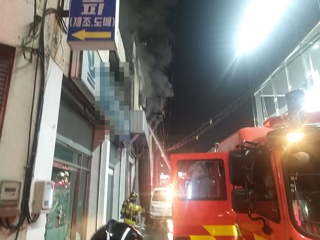 슬리퍼 제조공장서 검은연기가 피어오르고 있다.(사진제공=부산소방본부)