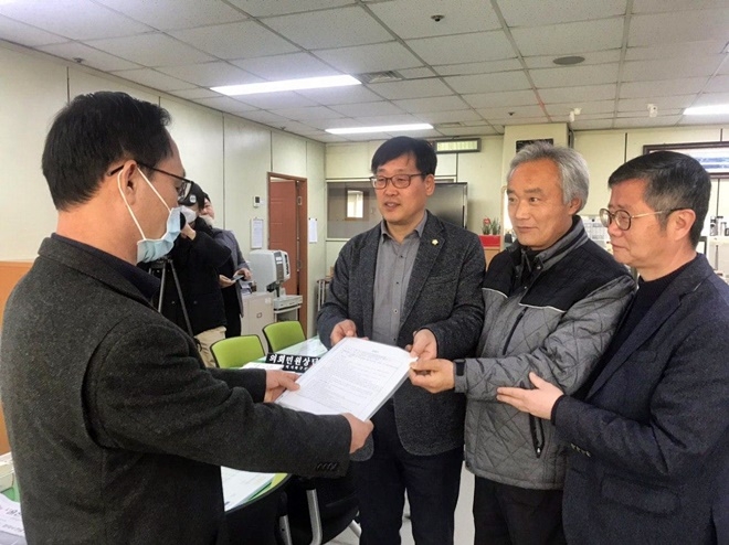 청원안을 북구의회에 제출하고 있다.(사진제공=코스트코 청산을위한 을들의연대)