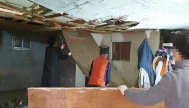 사회봉사대상자들이 주거환경 개선작업을 하고 있다.(사진제공=구미준법지원센터)