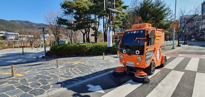 정관읍을 누비고 다니는 전기 노면청소차량.(사진제공=부산기장군)