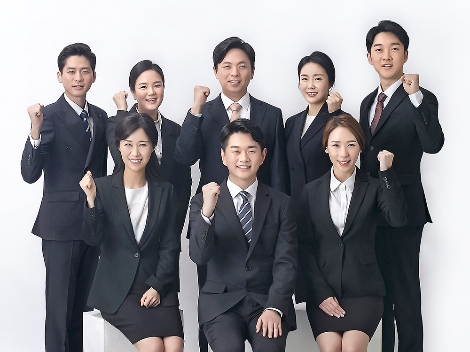 페퍼저축은행 사내 직원모델로 선발된 8명. 사진=페퍼저축은행