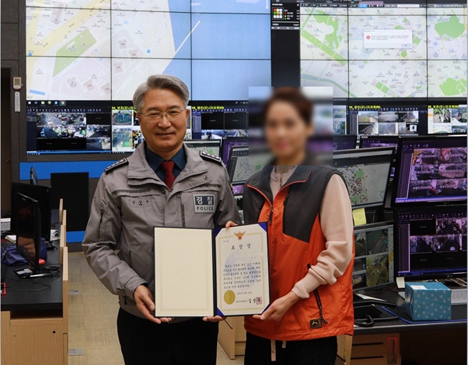 김상구 창원서부경찰서장이 표창장을 수여하고 기념촬영.(사진제공=창원서부경찰서)