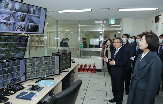 추미애 법무부 장관이 17일 전주소년원 보안 모니터링실에서 관계자로부터 설명을 듣고 있다.(사진제공=법무부)