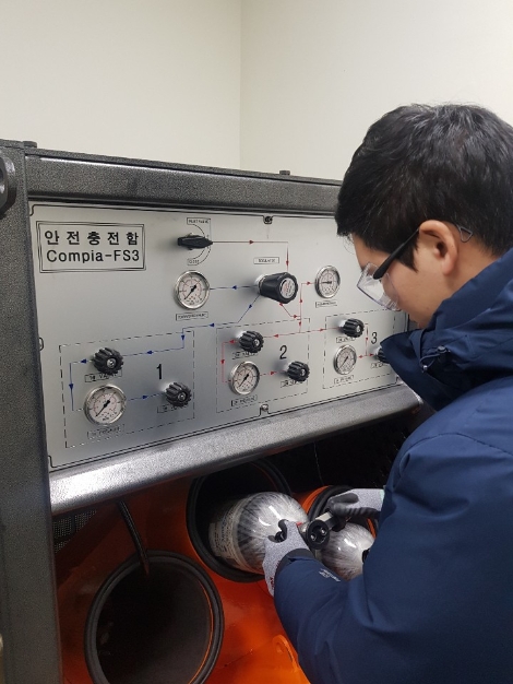 한국가스안전공사 산업가스안전기술센터는 전국 1523개 독성가스 사업장을 대상으로 양압식 공기호흡기 공기 재충전 지원 사업을 무료로 실시한다. 사진=가스안전공사