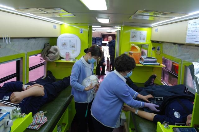 울산구치소 직원들이 자발적으로 헌혈에 동참하고 있다.(사진제공=울산구치소)