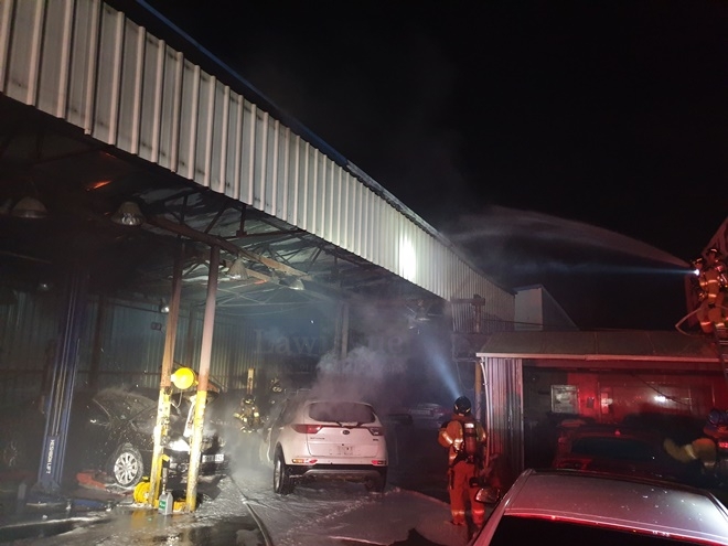 부산 금정구 금사동 한 정비공장서 차량화재.(사진제공=부산소방본부)