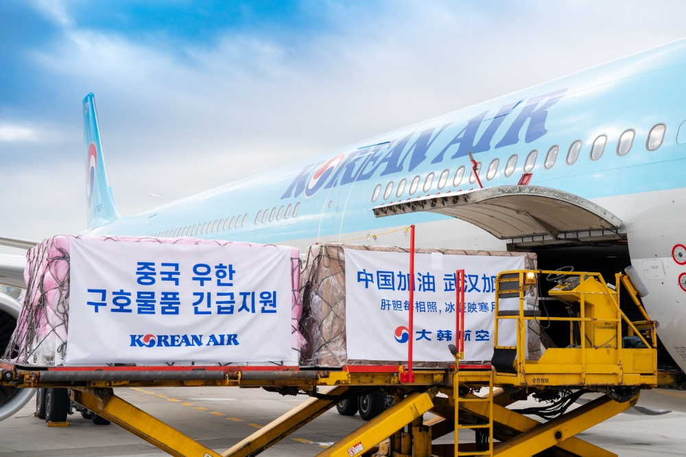 대한항공 KE855편에 구호물품을 싣고 있다.(사진=대한항공)