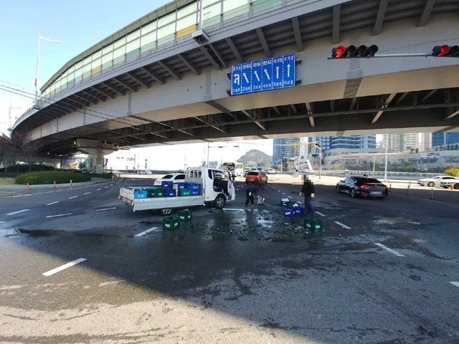 소주 2박스가 도로에 낙하.(사진제공=부산경찰청)