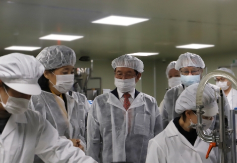 공영쇼핑은 지난 19일 손소독제 제조업체인 우신화장품을 방문해 손소독제 수급 안정에 힘쓰는 착한 기업을 격려했다. 사진=공영쇼핑