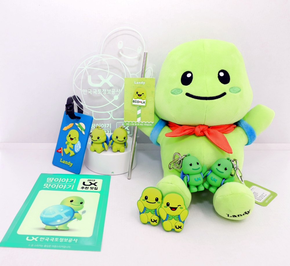LX마스코트 랜디를 활용한 캐릭터상품들.(사진= LX)