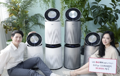 LG 퓨리케어 360° 공기청정기를 모델들이 소개하고 있다. 사진=LG전자