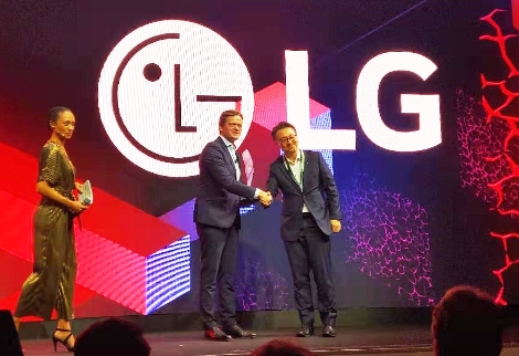 LG전자가 독일 자동차 제조 그룹 다임러 AG로부터 우수 공급사로 선정됐다. 사진은 LG전자 VS스마트사업부장 은석현 전무(오른쪽)가 독일 다임러 본사에서 열린 시상식에서 수상하는 모습. 사진=LG전자