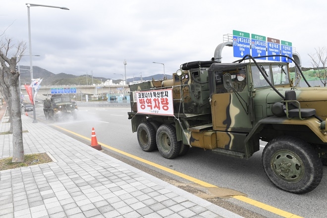 육군보병53사단 방역차량이 코로나19확산 방지를 위해 출동.(사진제공=부산기장군)