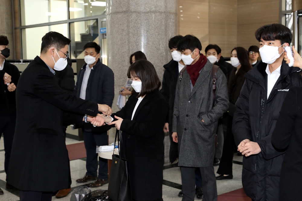 수협중앙회가 본사 로비를 출입하는 직원들을 대상으로 체온 측정을 실시하고 있다.(사진=수협중앙회)