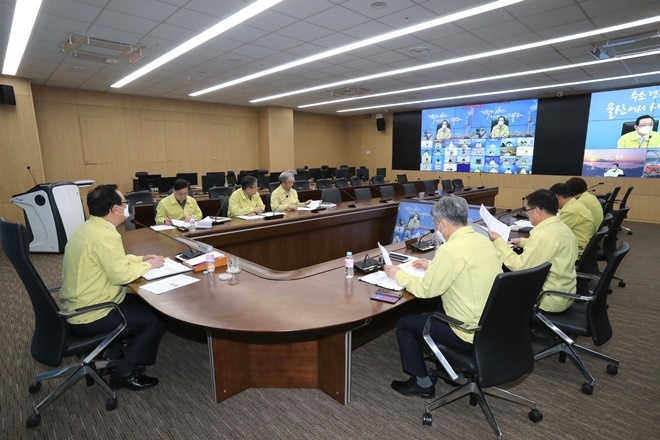 송철호 울산시장이 오거돈 부산시장과 김경수 경남도지사와 영상회의를 열고 코로나19 공등대응을 하기로 합의하고 있다.(사진제공=울산시)