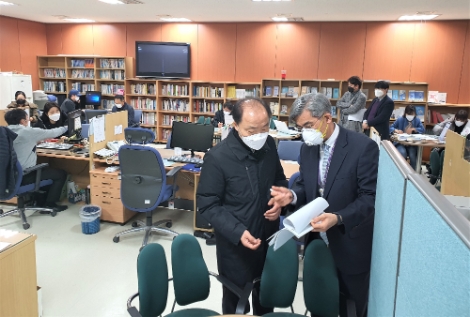 소상공인시장진흥공단은 조봉환 이사장이 27일 코로나19로 인해 연일 자금 신청이 쇄도하고 있는 지역 소상공인지원센터 중 하나인 천안아산센터를 찾았다고 밝혔다. 사진=소진공