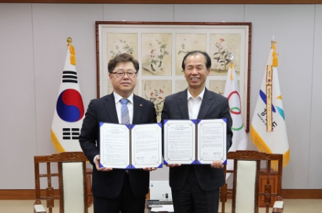 한국동서발전은 27일 강원도청에서 강원도와 ‘온실가스 감축 및 기후변화 대응을 위한 공동협력 업무협약’을 체결하고 ‘남북 강원도 탄소상쇄 평화의 숲’ 조성에 나선다. 사진=동서발전