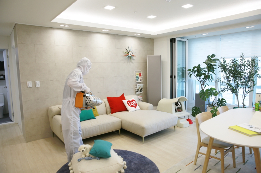 한샘은 전시장에서 코로나19 예방을 위한 방역 활동을 진행하고 있다.(사진=한샘)