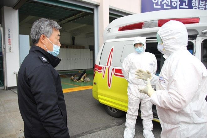 허석곤 경남소방본부장이 119구급대의 현장점검과 함께 대원들을 격려하고 있다.(사진제공=진주소방서)