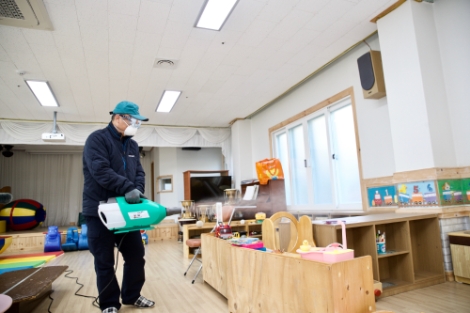 한전KDN이 나주 아동복지시설에 방역소독 작업을 진행하고 있다. 사진=한전KDN