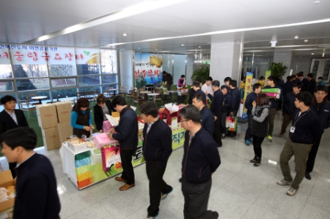 한국도로공사와 김천시는 ‘코로나19’ 확산으로 어려움을 겪고 있는 지역경제를 활성화하기 위해 ‘지역상생 소통채널’을 구축하고 지역주민과 소상공인 지원에 함께 나섰다. 사진=도공