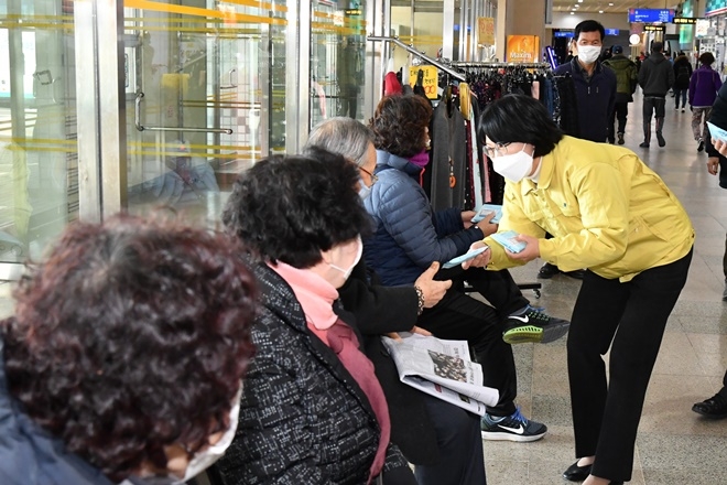 정미영 구청장이 직접 구민들에게 마스크를 무상으로 배부하고 있다.(사진제공=부산금정구)