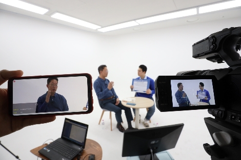 LG유플러스 마곡사옥에서 최고인사책임자(CHO) 양효석 상무가 신입사원들과 실시간 방송을 통해 토크쇼를 진행하고 있는 모습. 사진=LG유플러스