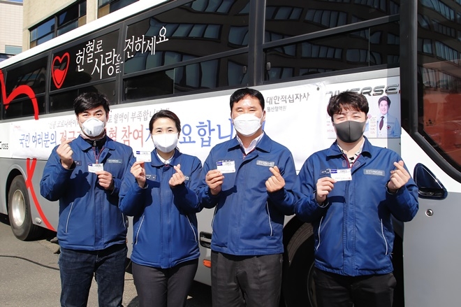 한영석 사장(사진우측 2번째) 등 직원들이 헌혈에 동참하고 기념촬영.(사진제공=현대중공업)