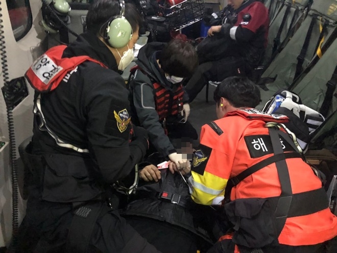 해양경찰 항공대에서 실시간 응급환자를 원격의료 진료하고있다.(사진제공=울산해양경찰서)