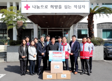 JDC는 도내 취약계층에 전달해달라며 5일 대한적십자사 제주특별자치도지사에 마스크 6,000매를 기부했다. 사진=JDC