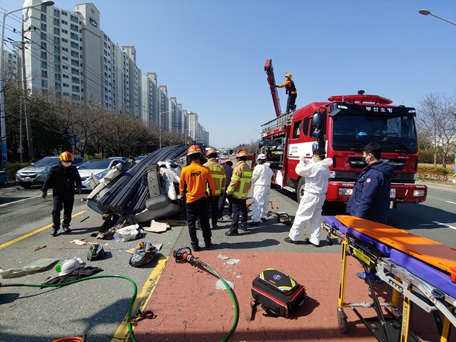 철근 실은 트레일러차량 헤드가 지면에 낙하사고.(사진제공=부산경찰청)