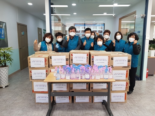 서1동 지역사회보장협의체가 취약계층에 소독제품과 식료품을 전달.(사진제공=부산금정구)
