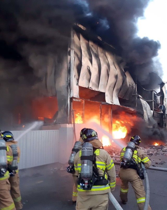 부산 사상 스티로폼제작 공장 불. (사진제공=부산소방재난본부)