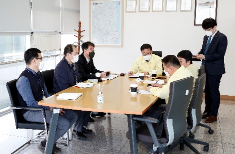 정윤모 기보 이사장(가운데)이 대구·경북지역을 방문해, 코로나19 피해 관련 현장상황을 점검하고 있다. 사진=기술보증기금